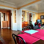 16 In Quiet Residential District Παρίσι