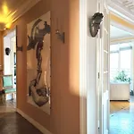 16 In Quiet Residential District Παρίσι