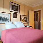16 In Quiet Residential District Διαμέρισμα *