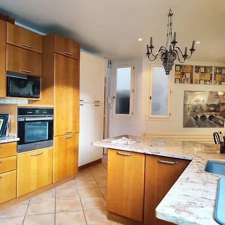 16 In Quiet Residential District * Paris